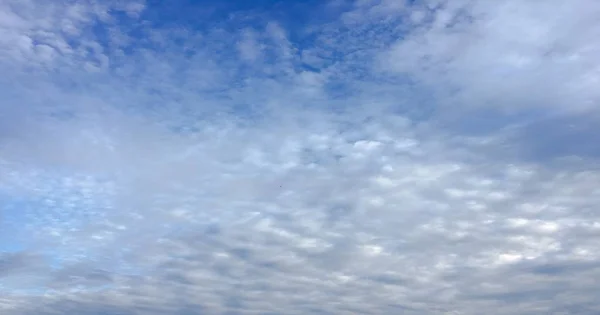 Синій фон неба з хмарами — стокове фото