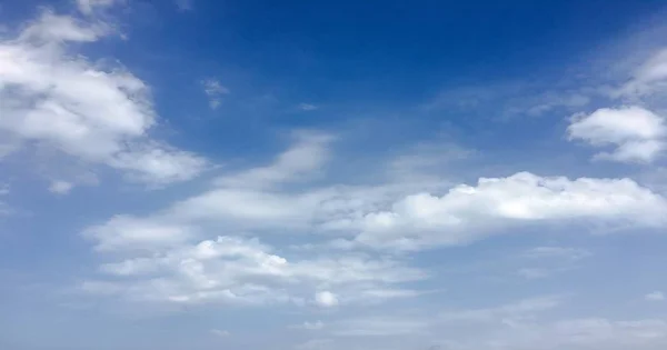 Prachtige Wolken Tegen Achtergrond Van Een Blauwe Hemel Wolk Lucht — Stockfoto