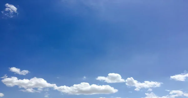 Langit biru latar belakang dengan awan — Stok Foto