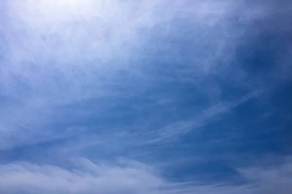 青い空を背景に美しい雲 空の雲 曇りの日 自然の雲と青い空 白い雲 青い空と太陽 — ストック写真