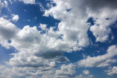 Bir mavi gökyüzü arka plan güzel bulutlar. Bulut gökyüzü. Mavi gökyüzü bulutlu hava, doğa bulut ile. Beyaz bulutlar, mavi gökyüzü ve güneş