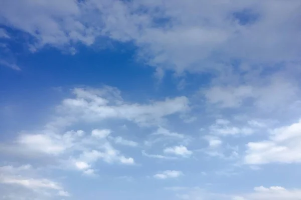 Prachtige Wolken Tegen Achtergrond Van Een Blauwe Hemel Wolk Lucht — Stockfoto