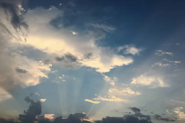 青い空を背景に美しい雲 空の雲 曇りの日 自然の雲と青い空 白い雲 青い空と太陽 — ストック写真