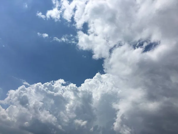 Lindas Nuvens Contra Fundo Azul Céu Céu Nublado Céu Azul — Fotografia de Stock