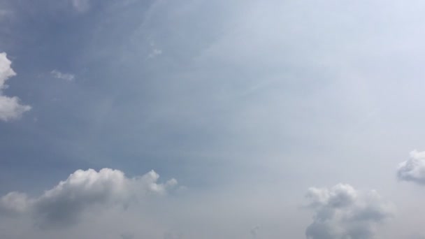 白い雲は 青い空に熱い太陽の下で消えます タイムラプス モーション雲青空背景 青い空白い雲と太陽に — ストック動画