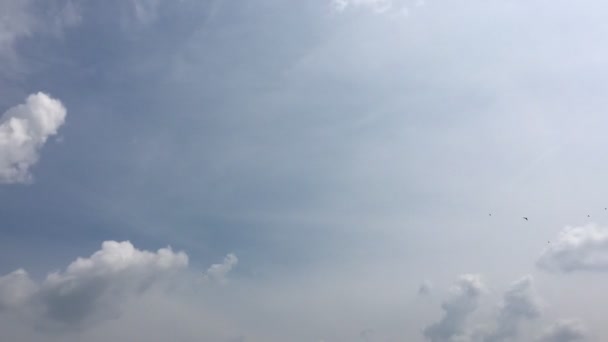 白い雲は 青い空に熱い太陽の下で消えます タイムラプス モーション雲青空背景 青い空白い雲と太陽に — ストック動画