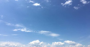 Bir mavi gökyüzü arka plan güzel bulutlar. Bulut gökyüzü. Mavi gökyüzü bulutlu hava, doğa bulut ile. Beyaz bulutlar, mavi gökyüzü ve güneş