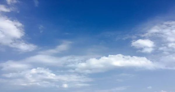 Lindas Nuvens Contra Fundo Azul Céu Céu Nublado Céu Azul — Fotografia de Stock