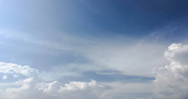 Prachtige Wolken Tegen Achtergrond Van Een Blauwe Hemel Wolk Lucht — Stockfoto