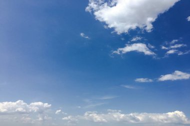 Bir mavi gökyüzü arka plan güzel bulutlar. Bulut gökyüzü. Mavi gökyüzü bulutlu hava, doğa bulut ile. Beyaz bulutlar, mavi gökyüzü ve güneş