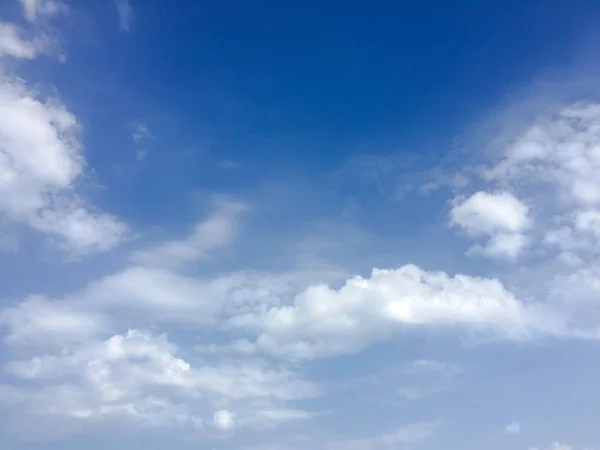 Prachtige Wolken Tegen Achtergrond Van Een Blauwe Hemel Wolk Lucht — Stockfoto