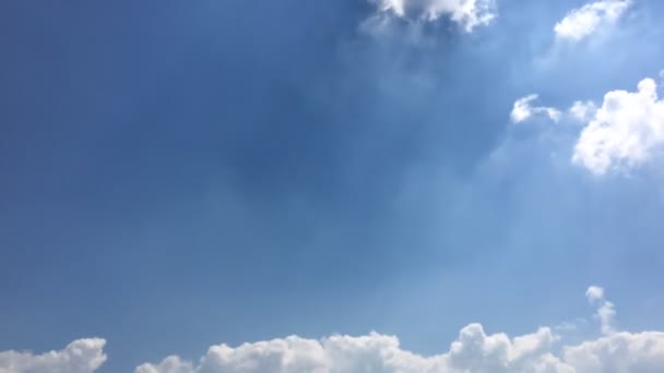Белые Облака Исчезают Жарком Солнце Голубом Небе Временные Облака Голубое — стоковое видео