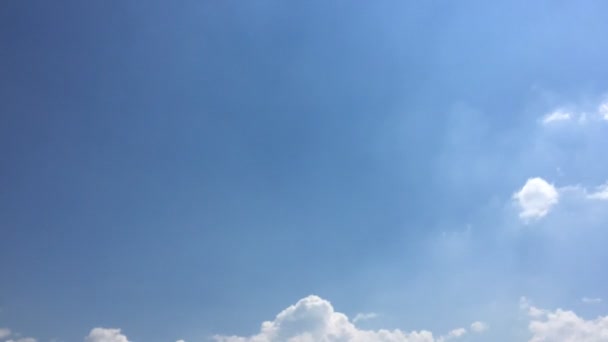 白い雲は 青い空に熱い太陽の下で消えます ループは 美しい青い空に裏打ちされた雲の時間経過の動きを備えています コマ撮り動雲青空背景と太陽 — ストック動画