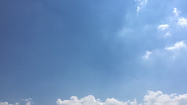 Beyaz Bulutlar Güneşin Altında Mavi Gökyüzü Üzerinde Kaybolur Döngü Zaman — Stok video