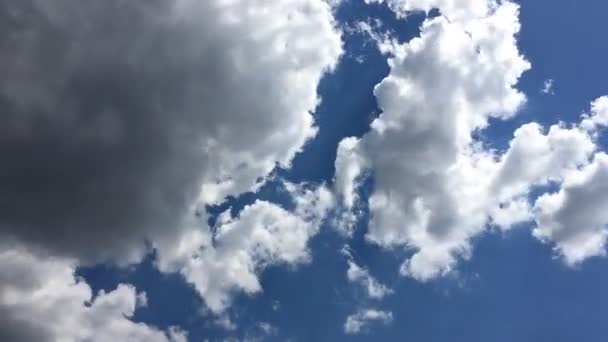 青い空の熱い太陽の下で白い雲が消えます 時間の経過運動雲 青空の背景と太陽 — ストック動画