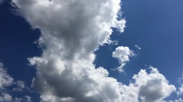 Weiße Wolken Verschwinden Der Heißen Sonne Blauen Himmel Schleife Mit — Stockvideo