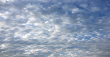 Bir mavi gökyüzü arka plan güzel bulutlar. Bulut gökyüzü. Mavi gökyüzü bulutlu hava, doğa bulut ile. Beyaz bulutlar, mavi gökyüzü ve güneş.