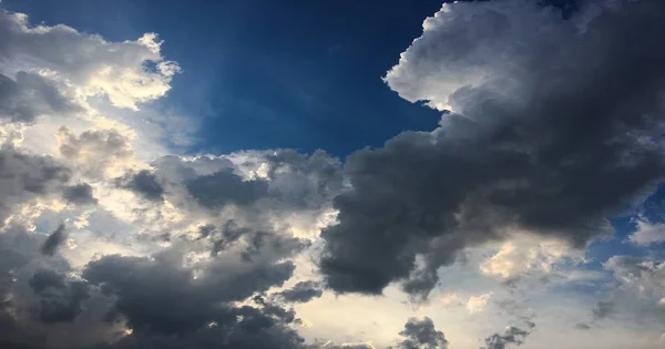 Lindas Nuvens Contra Fundo Azul Céu Céu Nublado Céu Azul — Fotografia de Stock