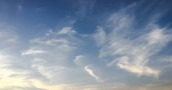 青い空を背景に美しい雲 空の雲 曇りの日 自然の雲と青い空 白い雲 青い空と太陽 — ストック写真