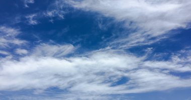 Bir mavi gökyüzü arka plan güzel bulutlar. Bulut gökyüzü. Mavi gökyüzü bulutlu hava, doğa bulut ile. Beyaz bulutlar, mavi gökyüzü ve güneş.