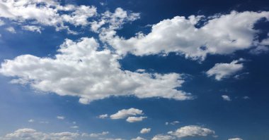 Bir mavi gökyüzü arka plan güzel bulutlar. Bulut gökyüzü. Mavi gökyüzü bulutlu hava, doğa bulut ile. Beyaz bulutlar, mavi gökyüzü ve güneş.