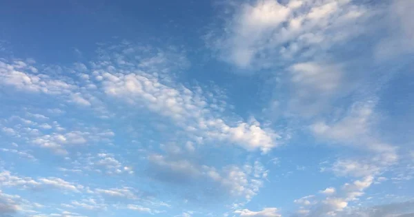 青い空を背景に美しい雲 空の雲 曇りの日 自然の雲と青い空 白い雲 青い空と太陽 — ストック写真