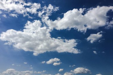 Bir mavi gökyüzü arka plan güzel bulutlar. Bulut gökyüzü. Mavi gökyüzü bulutlu hava, doğa bulut ile. Beyaz bulutlar, mavi gökyüzü ve güneş.