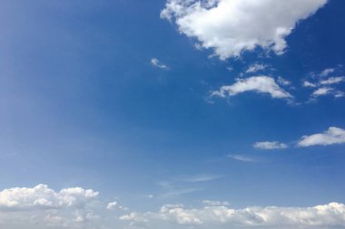 Bir mavi gökyüzü arka plan güzel bulutlar. Bulut gökyüzü. Mavi gökyüzü bulutlu hava, doğa bulut ile. Beyaz bulutlar, mavi gökyüzü ve güneş.