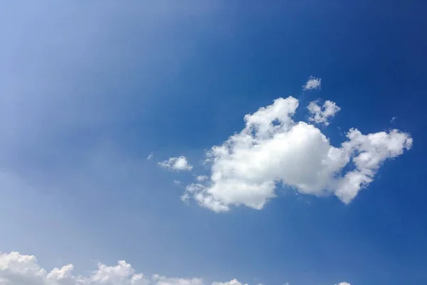 美丽的云彩对蓝天背景 乌云密布的天空 蓝天多云天气 自然云 蓝天和太阳 — 图库照片