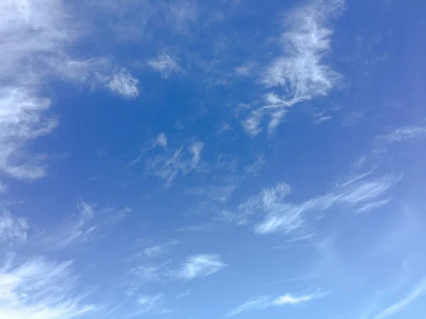 青い空を背景に美しい雲 空の雲 曇りの日 自然の雲と青い空 白い雲 青い空と太陽 — ストック写真