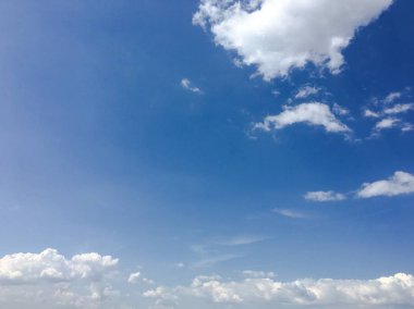 Bir mavi gökyüzü arka plan güzel bulutlar. Bulut gökyüzü. Mavi gökyüzü bulutlu hava, doğa bulut ile. Beyaz bulutlar, mavi gökyüzü ve güneş.