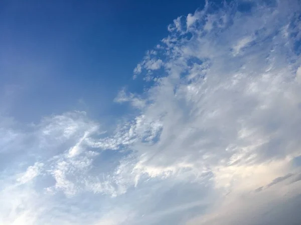 Schöne Wolken Vor Blauem Himmel Wolkenhimmel Blauer Himmel Mit Bewölktem — Stockfoto