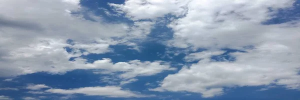 Prachtige Wolken Tegen Achtergrond Van Een Blauwe Hemel Wolk Lucht — Stockfoto