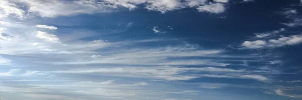 Prachtige Wolken Tegen Achtergrond Van Een Blauwe Hemel Wolk Lucht — Stockfoto