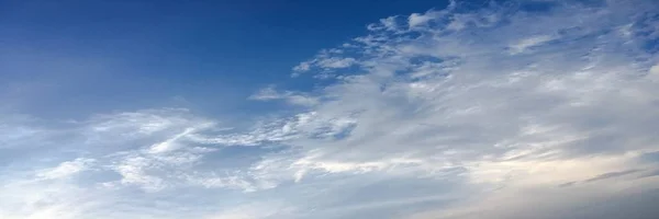 青い空を背景に美しい雲 空の雲 曇りの日 自然の雲と青い空 白い雲 青い空と太陽 — ストック写真