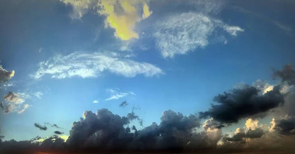 Schöne Wolken Vor Blauem Himmel Wolkenhimmel Blauer Himmel Mit Bewölktem — Stockfoto