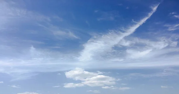 Schöne Wolken Vor Blauem Himmel Wolkenhimmel Blauer Himmel Mit Bewölktem — Stockfoto