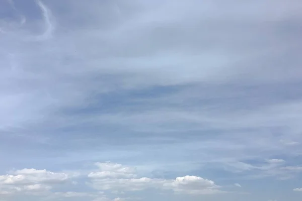 Lindas Nuvens Contra Fundo Azul Céu Céu Nublado Céu Azul — Fotografia de Stock