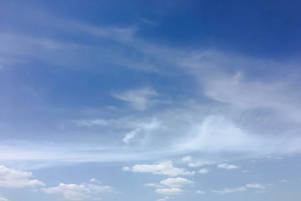 Lindas Nuvens Contra Fundo Azul Céu Céu Nublado Céu Azul — Fotografia de Stock