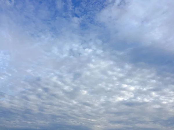 Lindas Nuvens Contra Fundo Azul Céu Céu Nublado Céu Azul — Fotografia de Stock