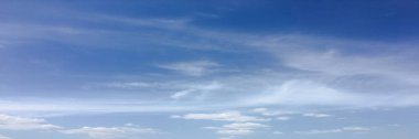 Bir mavi gökyüzü arka plan güzel bulutlar. Bulut gökyüzü. Mavi gökyüzü bulutlu hava, doğa bulut ile. Beyaz bulutlar, mavi gökyüzü ve güneş.