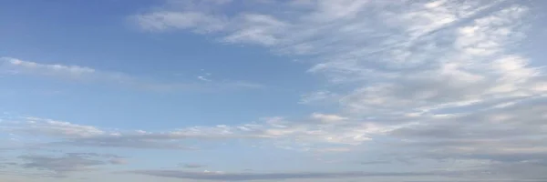 青い空を背景に美しい雲 空の雲 曇りの日 自然の雲と青い空 白い雲 青い空と太陽 — ストック写真