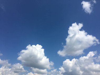 Bir mavi gökyüzü arka plan güzel bulutlar. Bulut gökyüzü. Mavi gökyüzü bulutlu hava, doğa bulut ile. Beyaz bulutlar, mavi gökyüzü ve güneş.