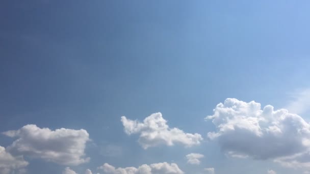 Weiße Wolken Verschwinden Der Heißen Sonne Blauen Himmel Schleife Mit — Stockvideo