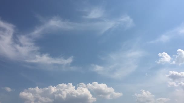 青い空の熱い太陽の下で白い雲が消えます 時間の経過運動雲 青空の背景と太陽 — ストック動画