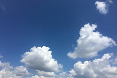 Bir mavi gökyüzü arka plan güzel bulutlar. Bulut gökyüzü. Mavi gökyüzü bulutlu hava, doğa bulut ile. Beyaz bulutlar, mavi gökyüzü ve güneş.