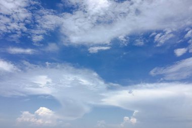 Bir mavi gökyüzü arka plan güzel bulutlar. Bulut gökyüzü. Mavi gökyüzü bulutlu hava, doğa bulut ile. Beyaz bulutlar, mavi gökyüzü ve güneş.