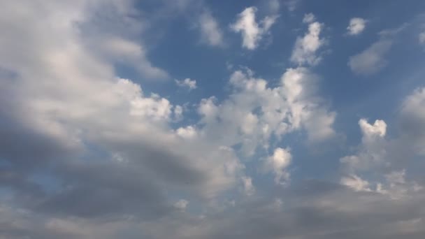 Fehér naplemente felhők tűnnek el a forró napon a kék égen. Loop funkciók idő lapse mozgás felhők mögött egy gyönyörű kék ég. Time-lapse mozgás felhők kék ég háttér és naplemente nap. — Stock videók