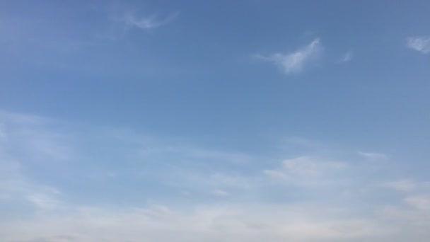 Białe chmury zachodzącego słońca znikają w gorącym słońcu na błękitnym niebie. Pętla posiada chmury ruchu upływu czasu poparte pięknym błękitnym niebem. Time-lapse ruch chmury błękitne niebo tło i zachód słońca słońce. — Wideo stockowe