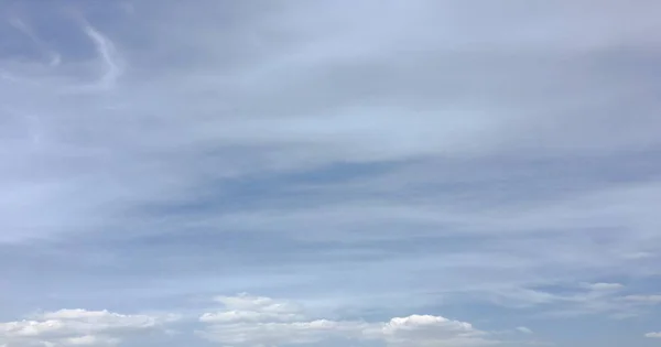 푸른 하늘 배경에 구름입니다. 구름 하늘 — 스톡 사진